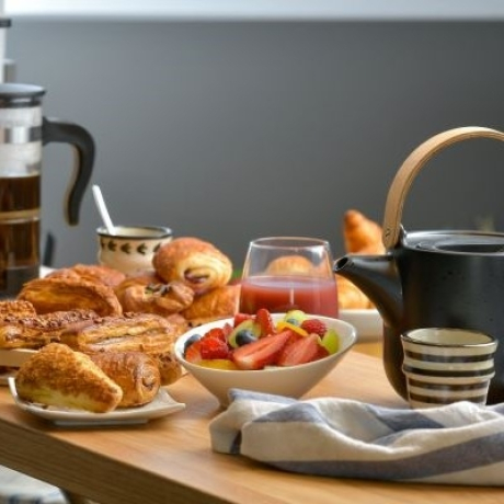 Plateau-repas Petit déjeuner thé ou café, mini pain au choc…