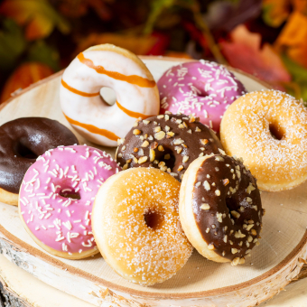 Plateau de 8 donuts colorés au sucre